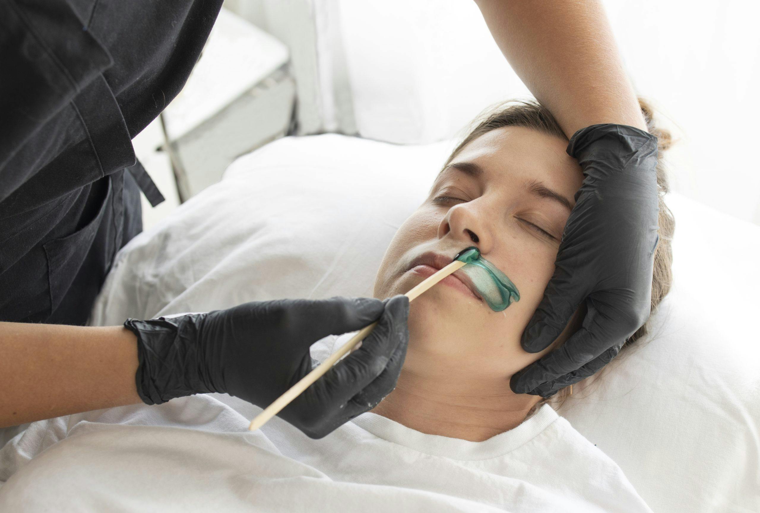 gettyimages 1492636541 Hårfjerning i ansiktet med voks